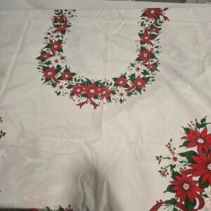Christmas Tablecloth   76 Inches by 62 Inches Oval